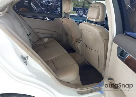 2012 Mercedes-Benz C 250 Luxury/Sport z USA, uszkodzony, nr VIN WDDGF4HB3CR194863